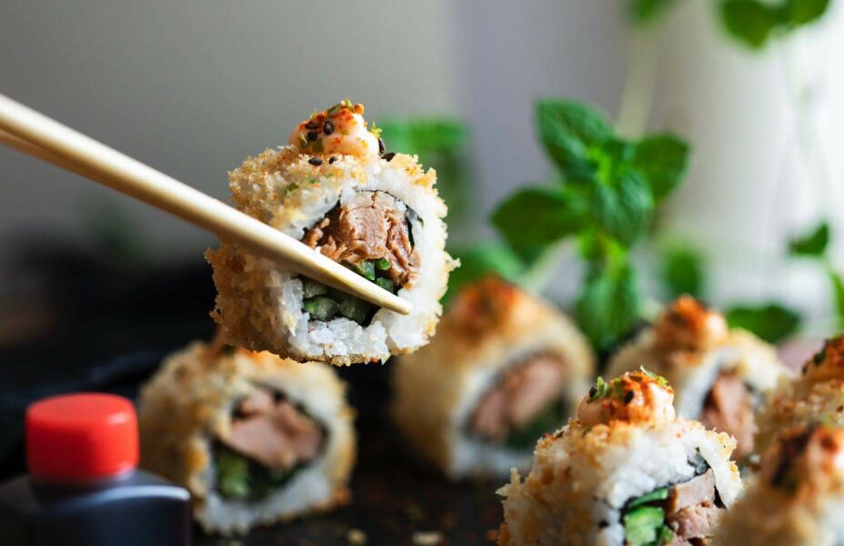 Zestaw sushi z pałeczkami