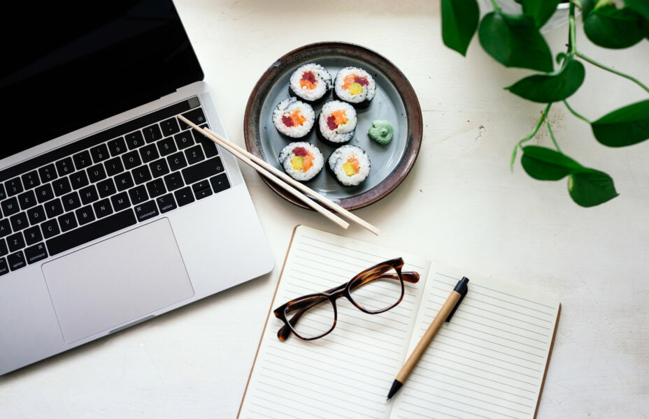 Zestaw Sushi przy laptopie